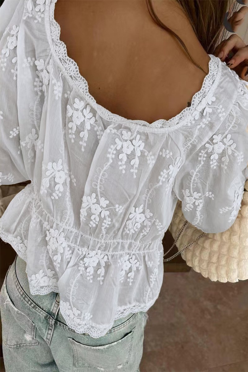 Rebecca | Dames blouse met geborduurd patroon striksluiting