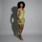 Aureline | Party Mini Jurk Dames - Goud, Groene Pailletten, Curve-Hugging Fit met Diepe V-hals