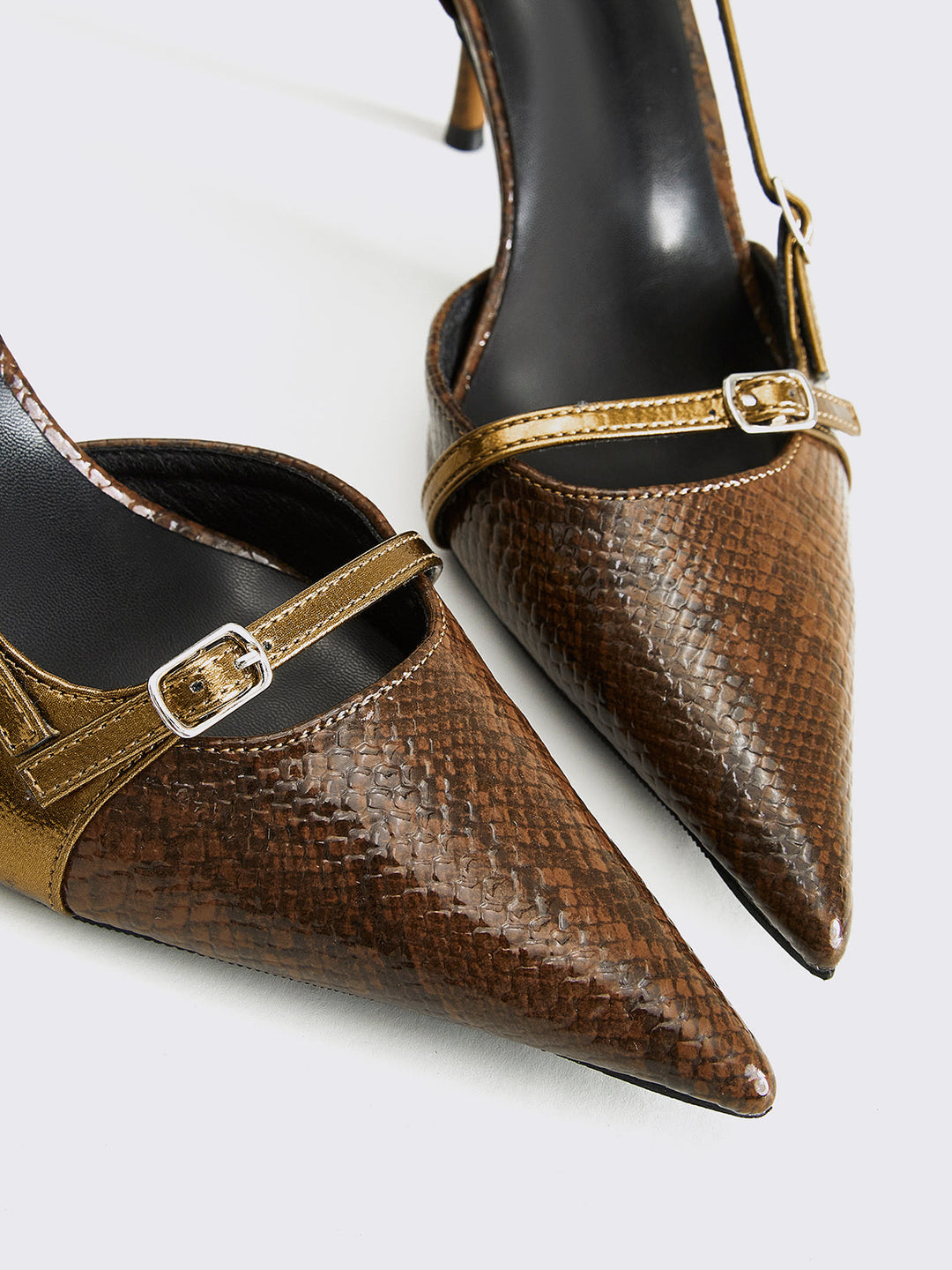 Janelle | Dames pumps met gesp puntneus