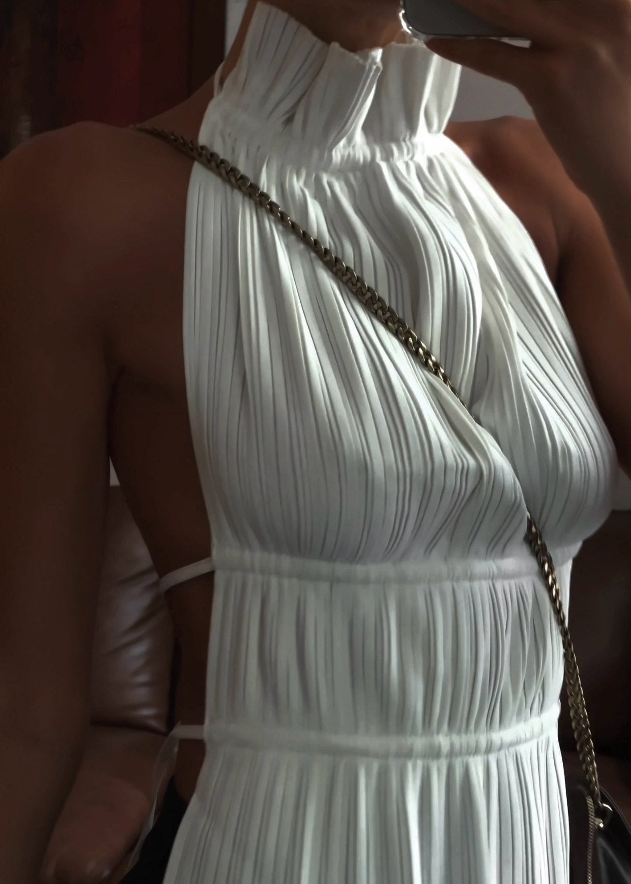 Nolana | Witte Plissé Backless Top – Racer Neck Design met Ruffles