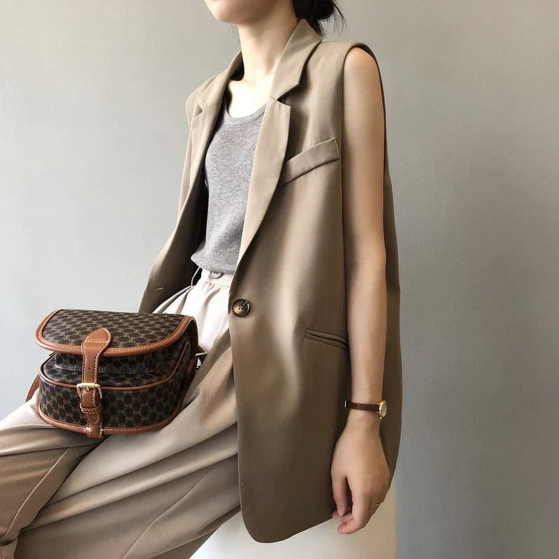 Beige-mouwloze-blazer-mexie-mode-3.webp