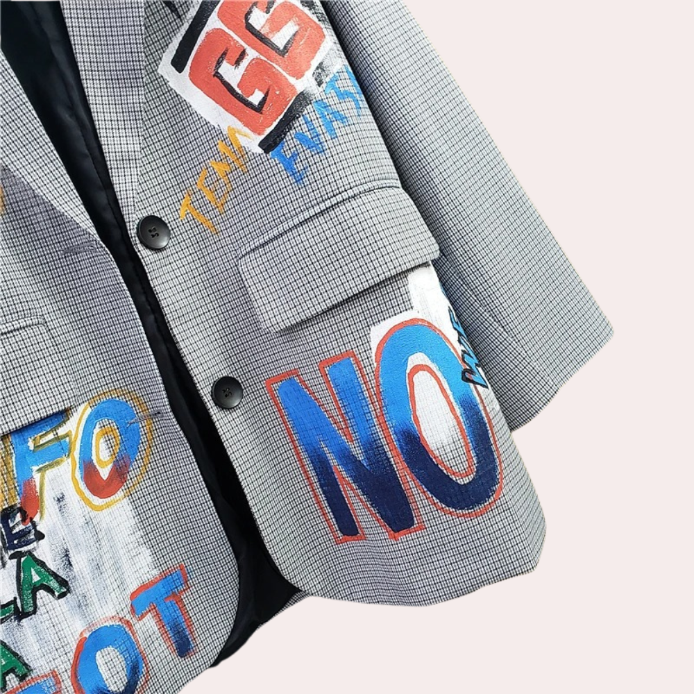 Alma | Dames blazer met graffiti print en knoopsluiting
