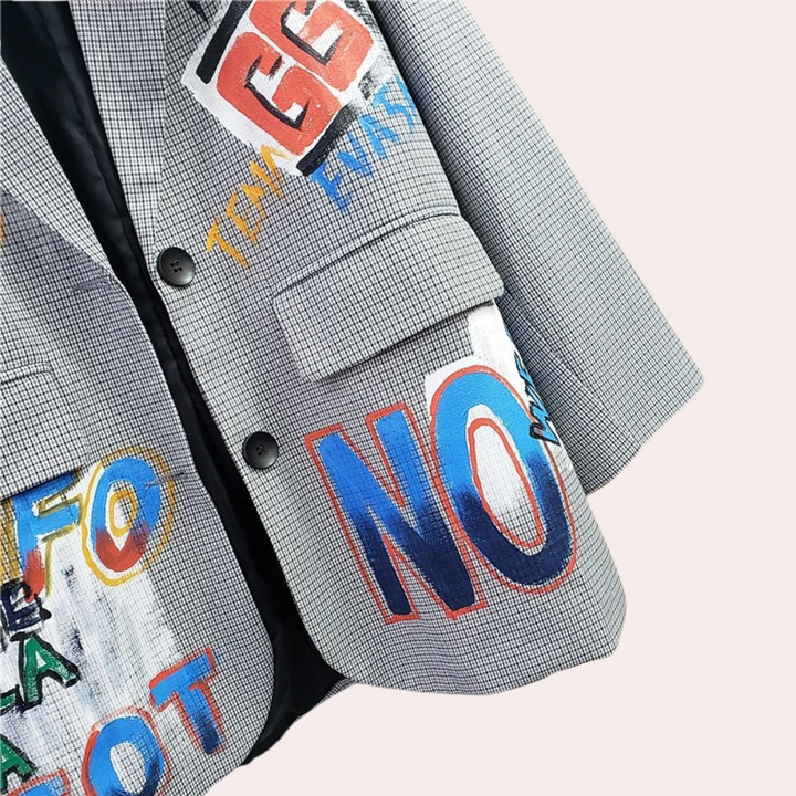 Alma | Dames blazer met graffiti print en knoopsluiting