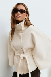 Aria | Elegante Cape Winterjas Dames - Hoge Kraag en Strik Ceintuur
