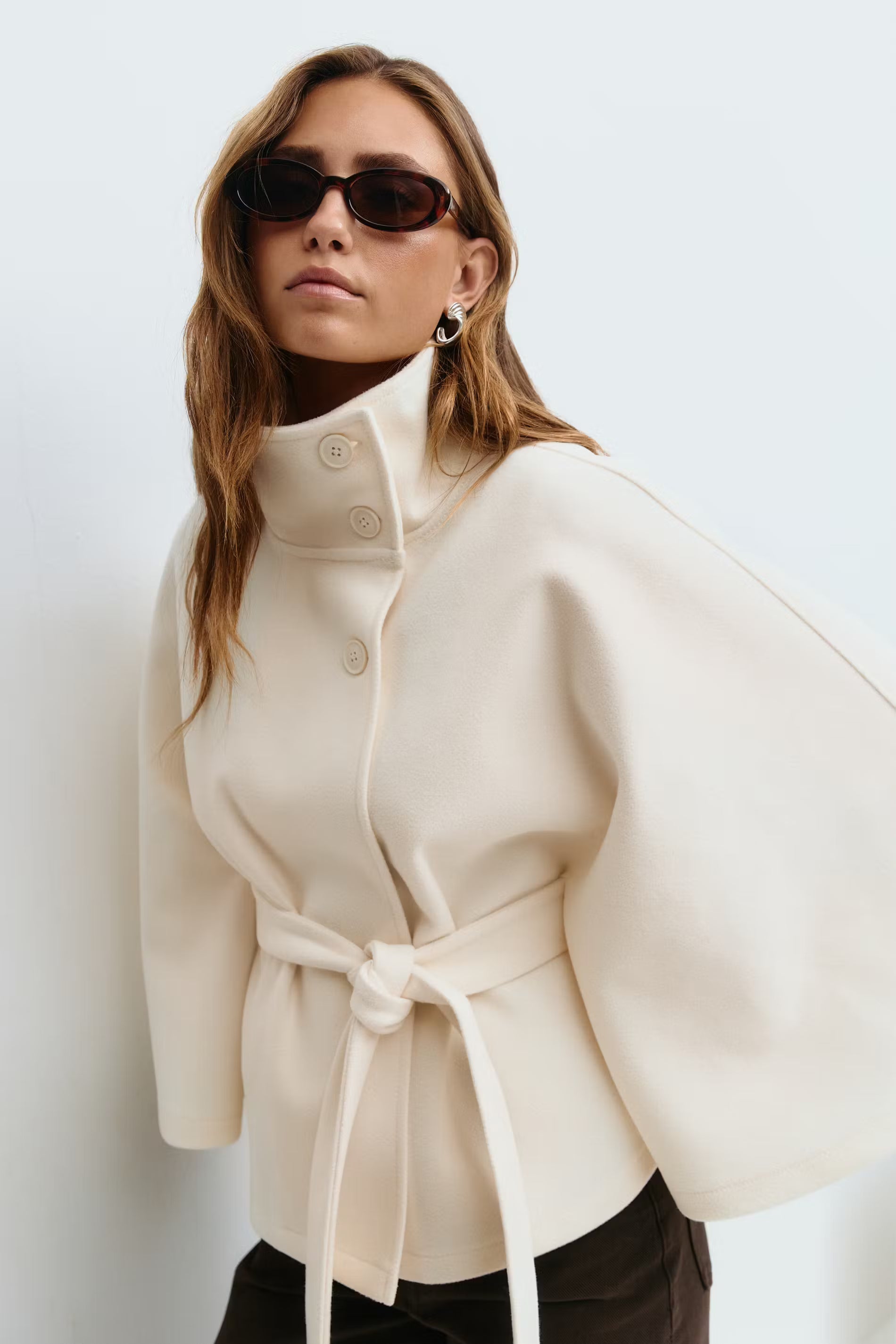 Aria | Elegante Cape Winterjas Dames - Hoge Kraag en Strik Ceintuur