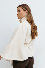 Aria | Elegante Cape Winterjas Dames - Hoge Kraag en Strik Ceintuur
