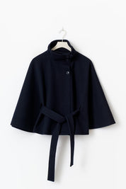 Aria | Elegante Cape Winterjas Dames - Hoge Kraag en Strik Ceintuur