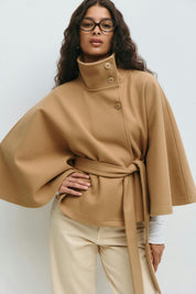 Aria | Elegante Cape Winterjas Dames - Hoge Kraag en Strik Ceintuur