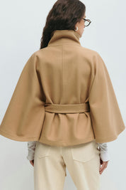 Aria | Elegante Cape Winterjas Dames - Hoge Kraag en Strik Ceintuur