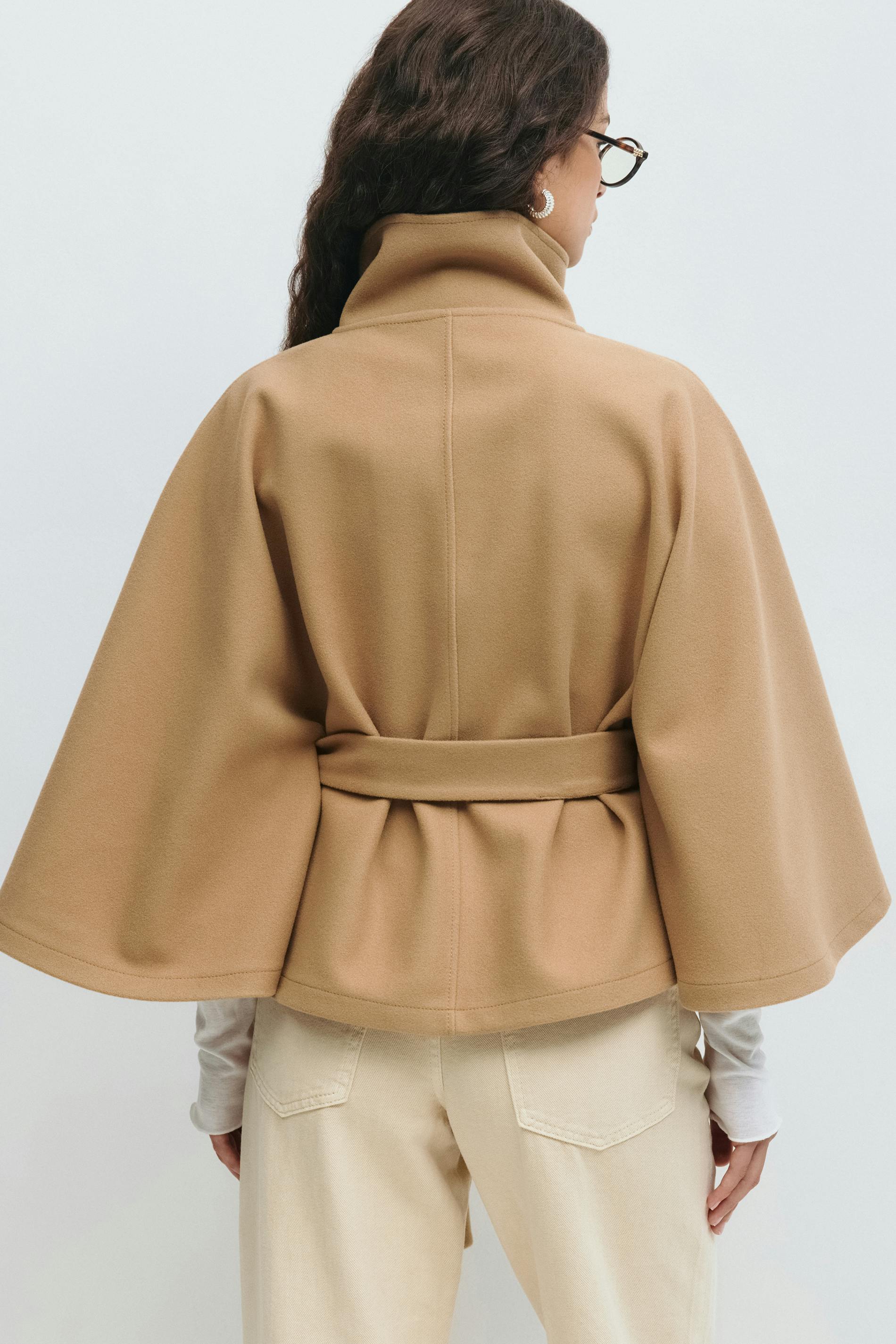 Aria | Elegante Cape Winterjas Dames - Hoge Kraag en Strik Ceintuur