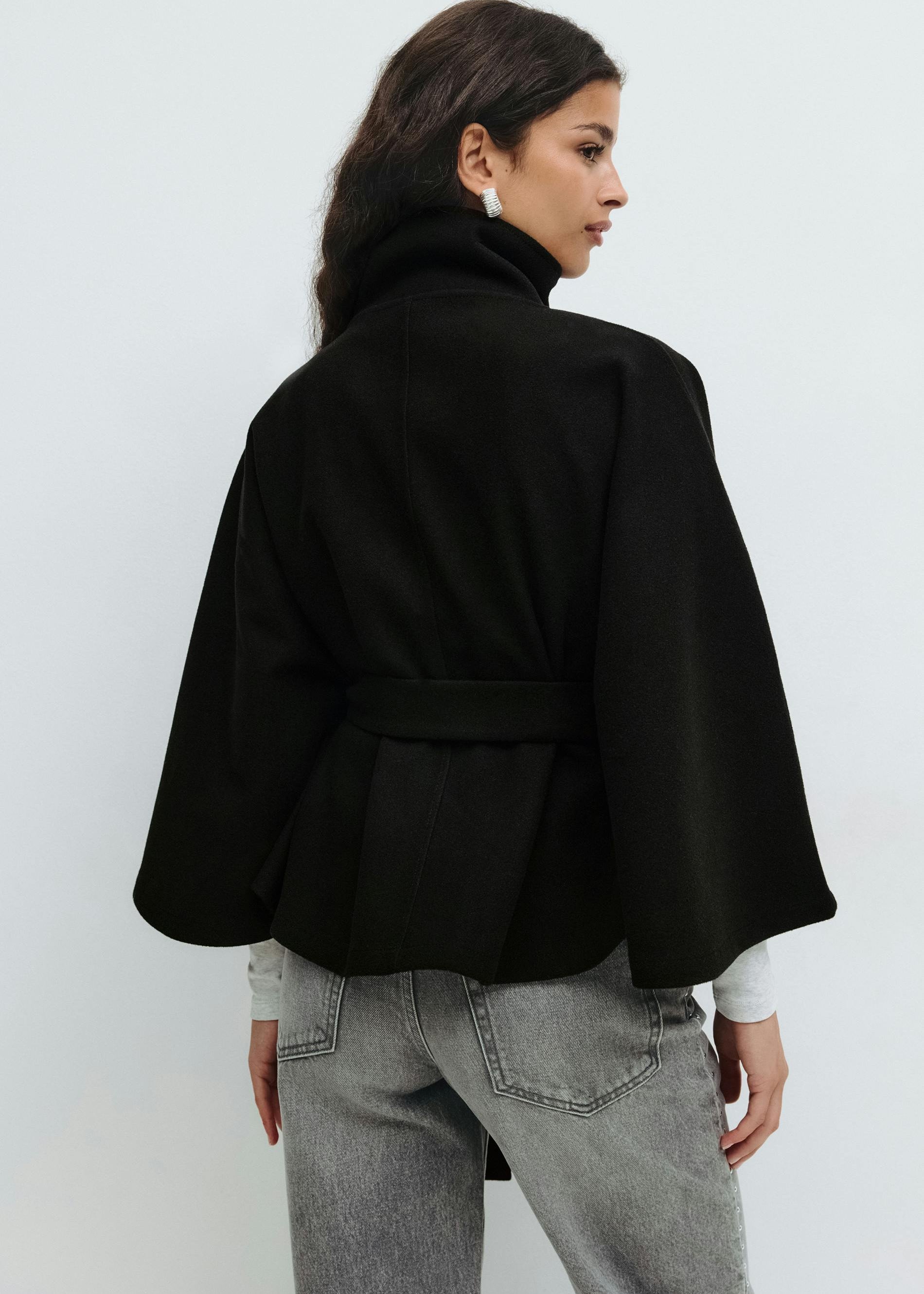 Aria | Elegante Cape Winterjas Dames - Hoge Kraag en Strik Ceintuur