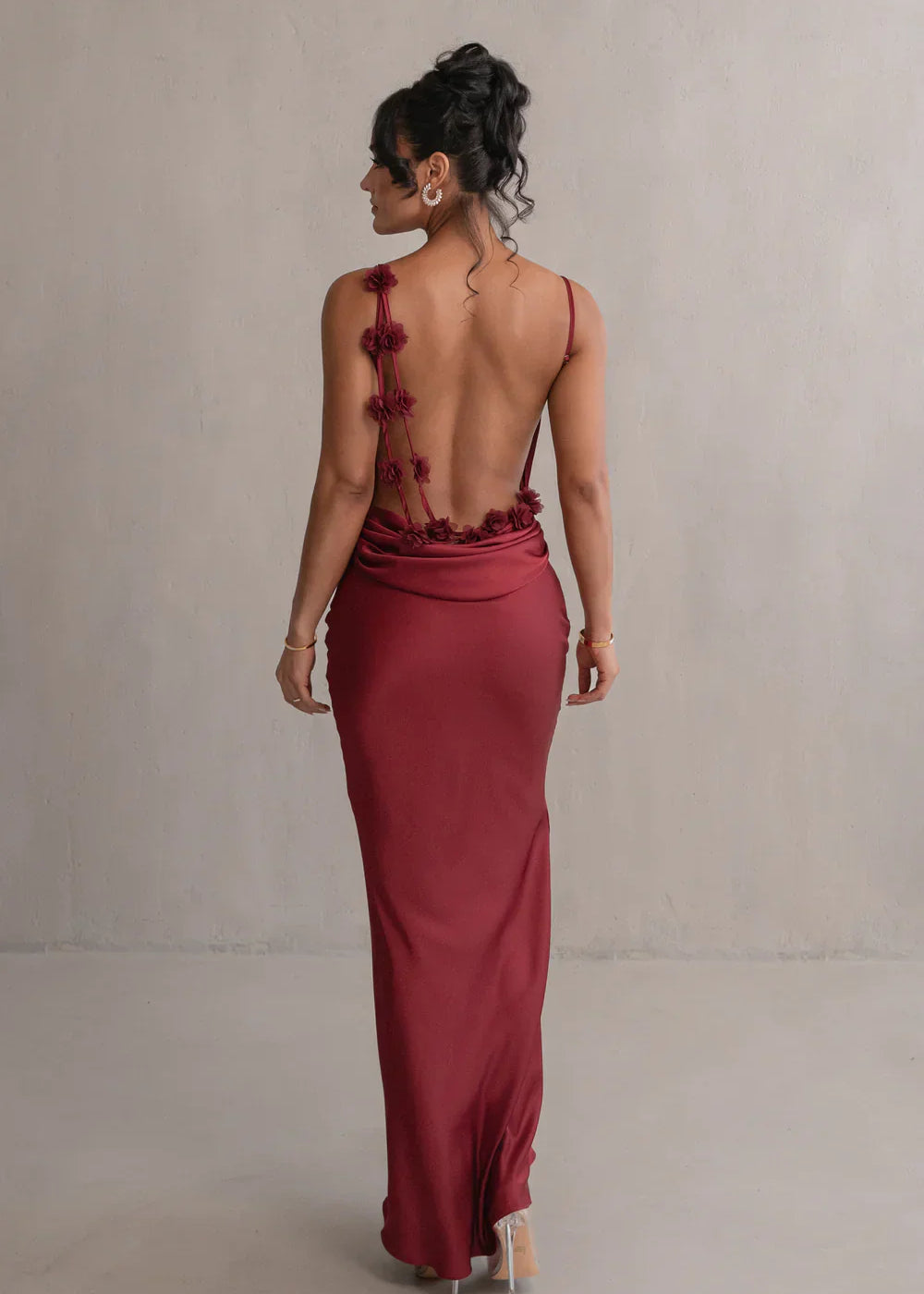 Concetta_Elegante_Maxi_Jurk_met_Open_Rug_en_Cowl_Halslijn2.webp