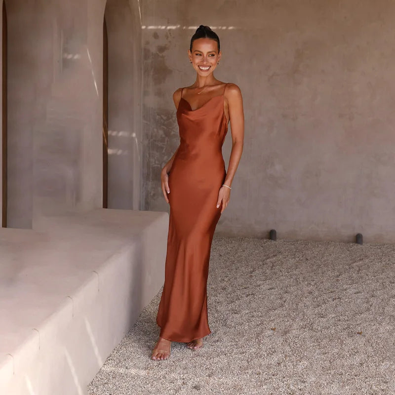 Elara_Luxe_Satijnen_Maxi-Jurk_met_Open_Rug_en_Elegante_PasvormTE2.webp