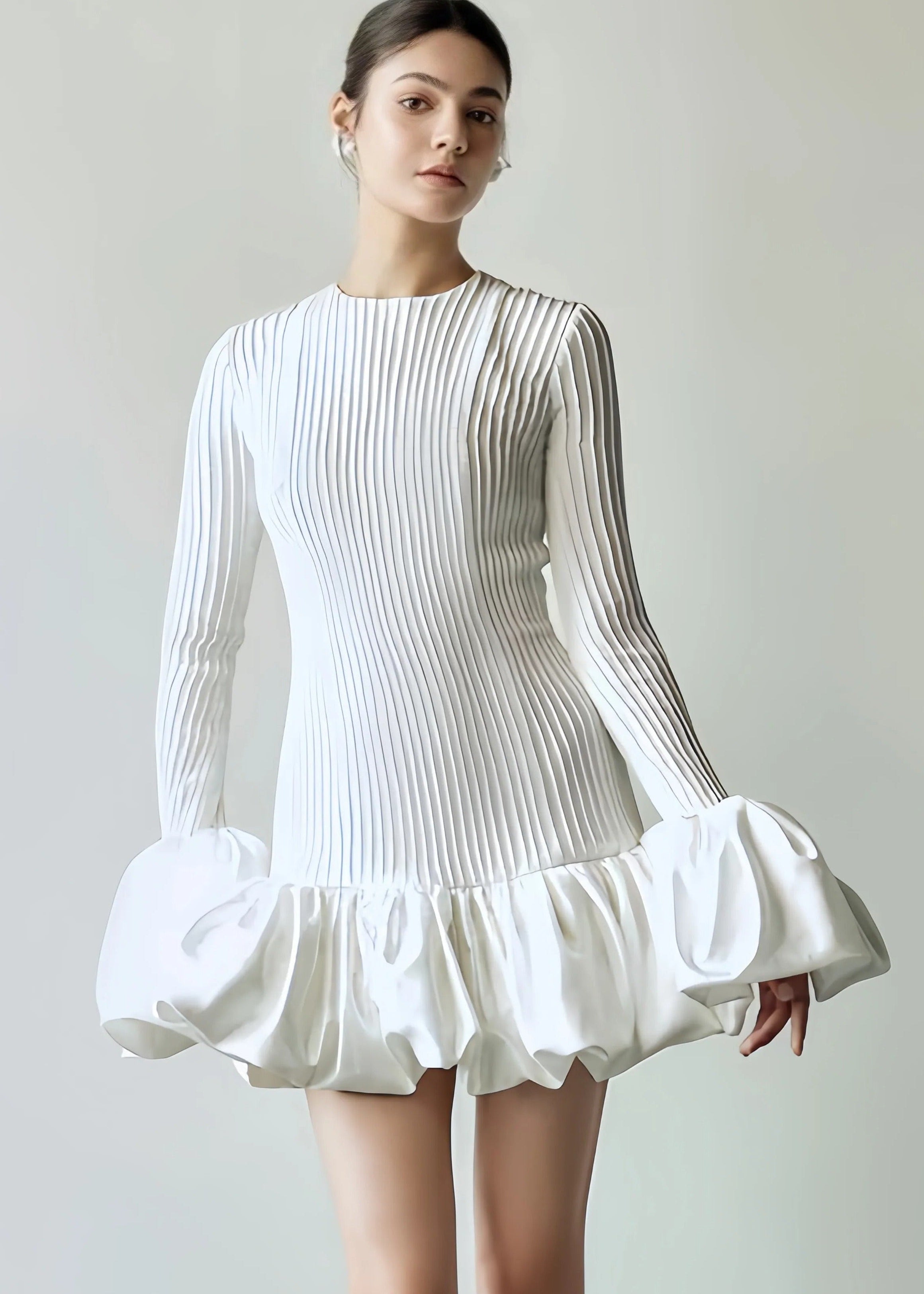 Eline___Dames_Mini_Jurk_-_Geplooid_Ontwerp_met_Uitlopende_Mouwen__Trendy_0.jpg