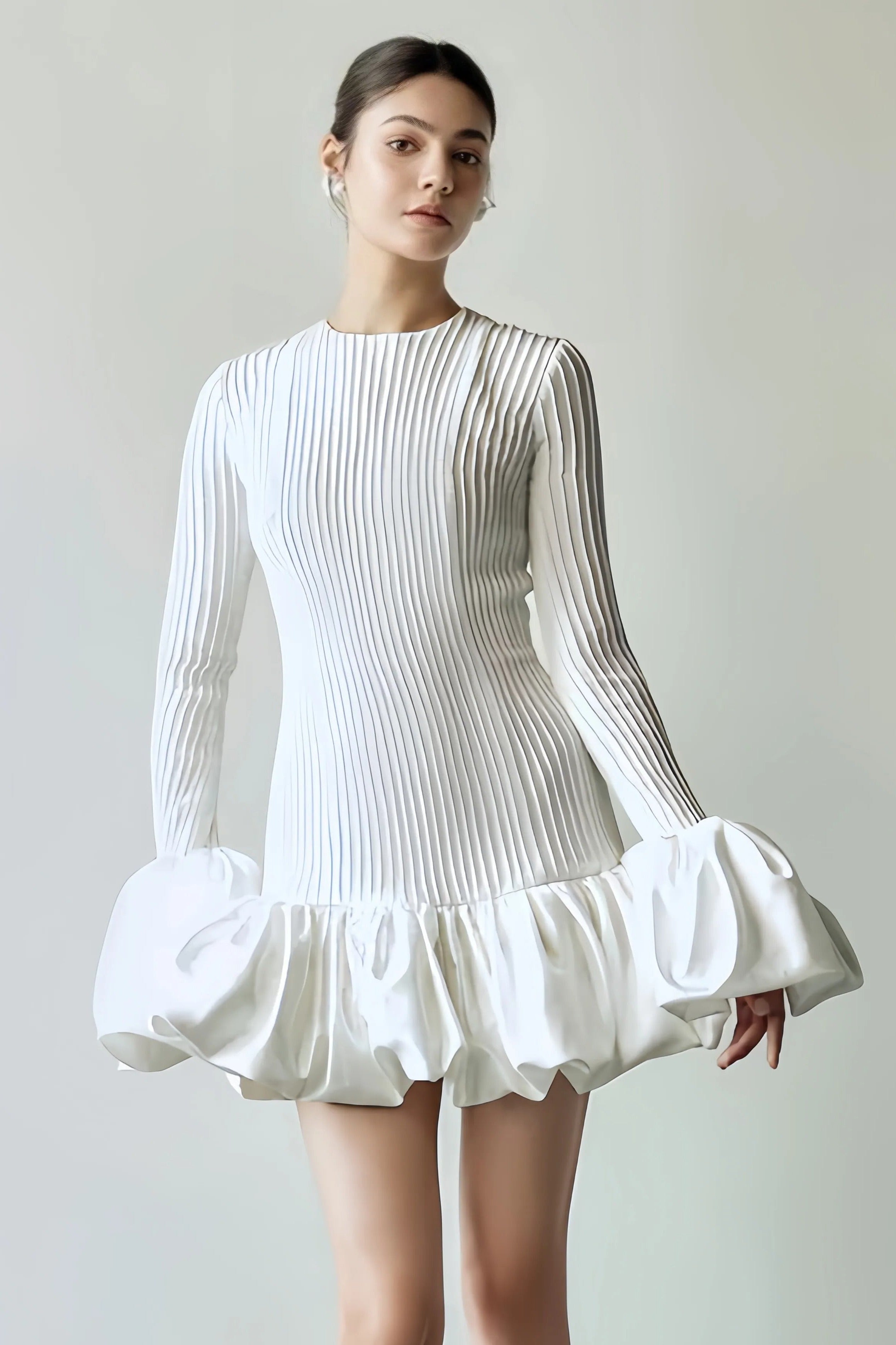 Eline | Geplooide Mini Jurk - Chic Ontwerp met Uitlopende Mouwen, Trendy Uitstraling