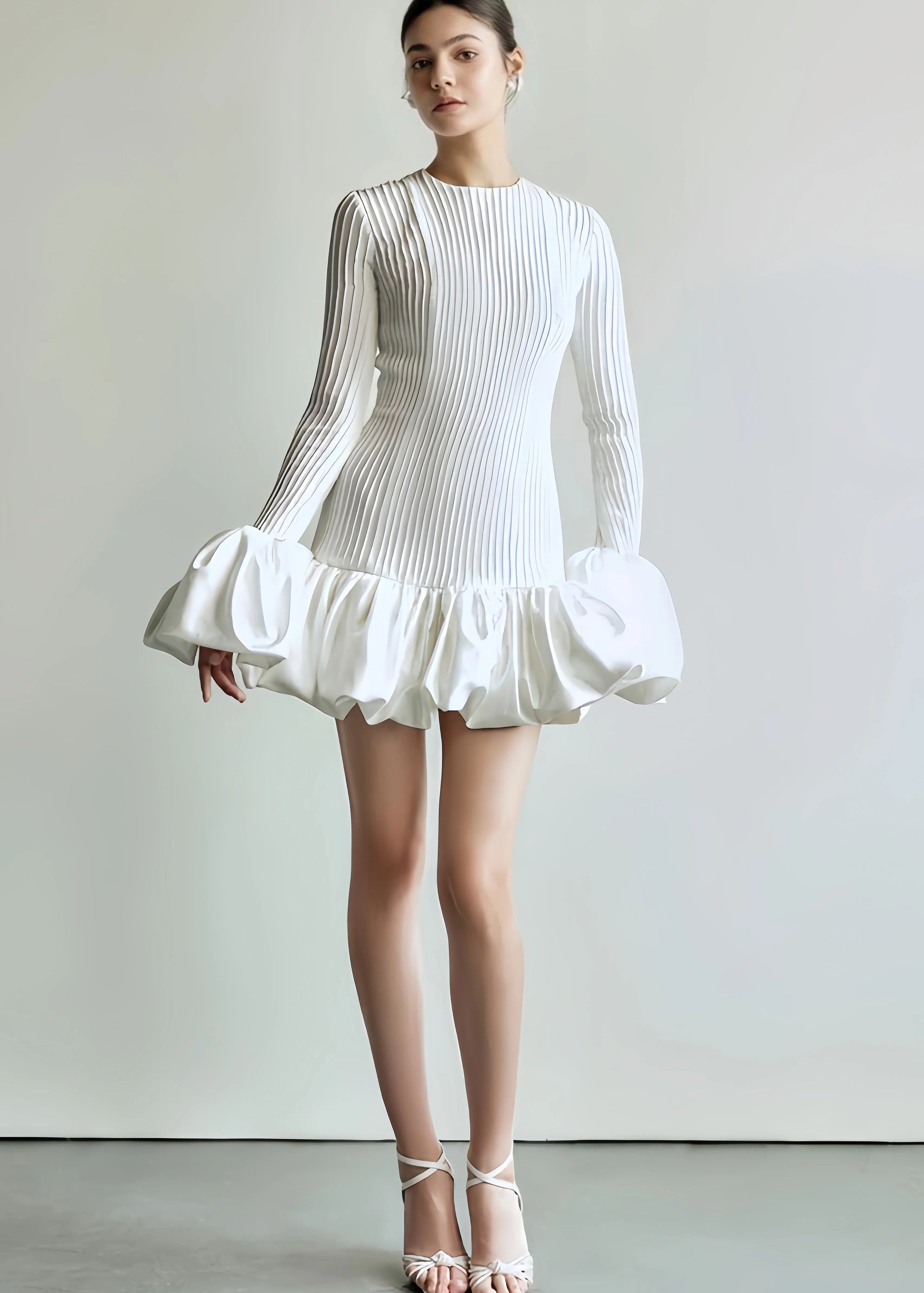 Eline___Dames_Mini_Jurk_-_Geplooid_Ontwerp_met_Uitlopende_Mouwen__Trendy_1.jpg