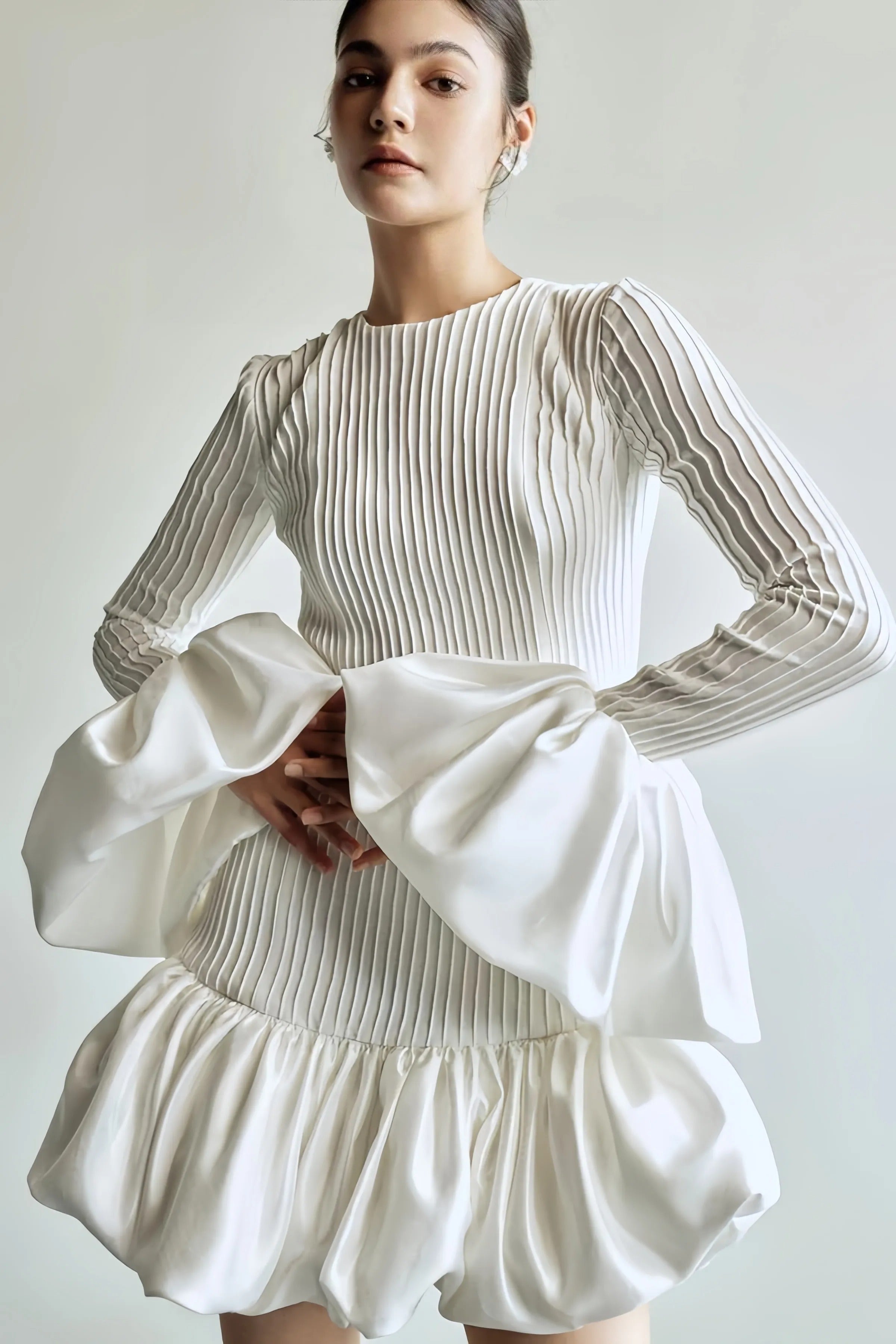 Eline | Geplooide Mini Jurk - Chic Ontwerp met Uitlopende Mouwen, Trendy Uitstraling