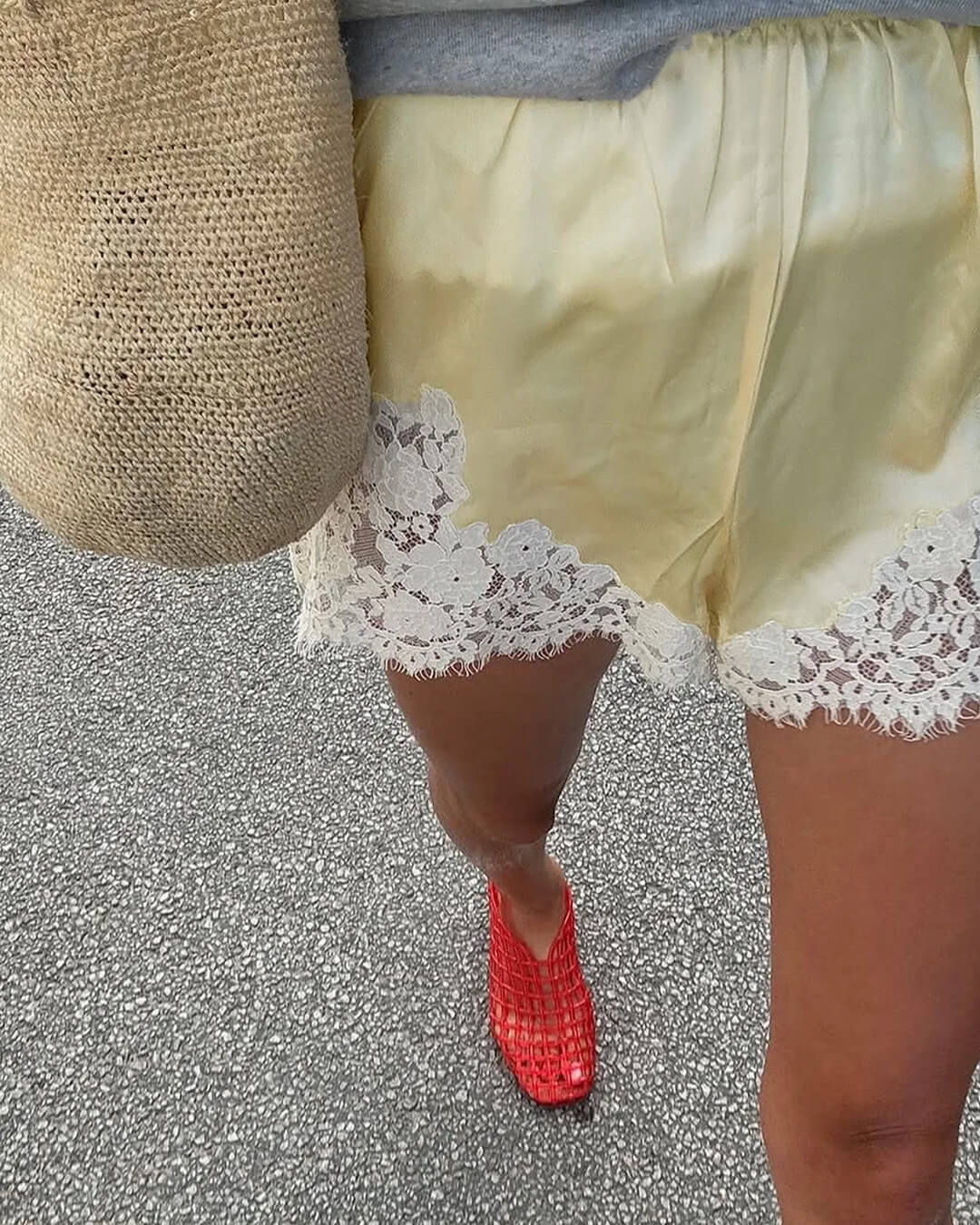 Lara | Trendy Dames Shorts - Korte Broek met Luxe Satijn met Kantdetails
