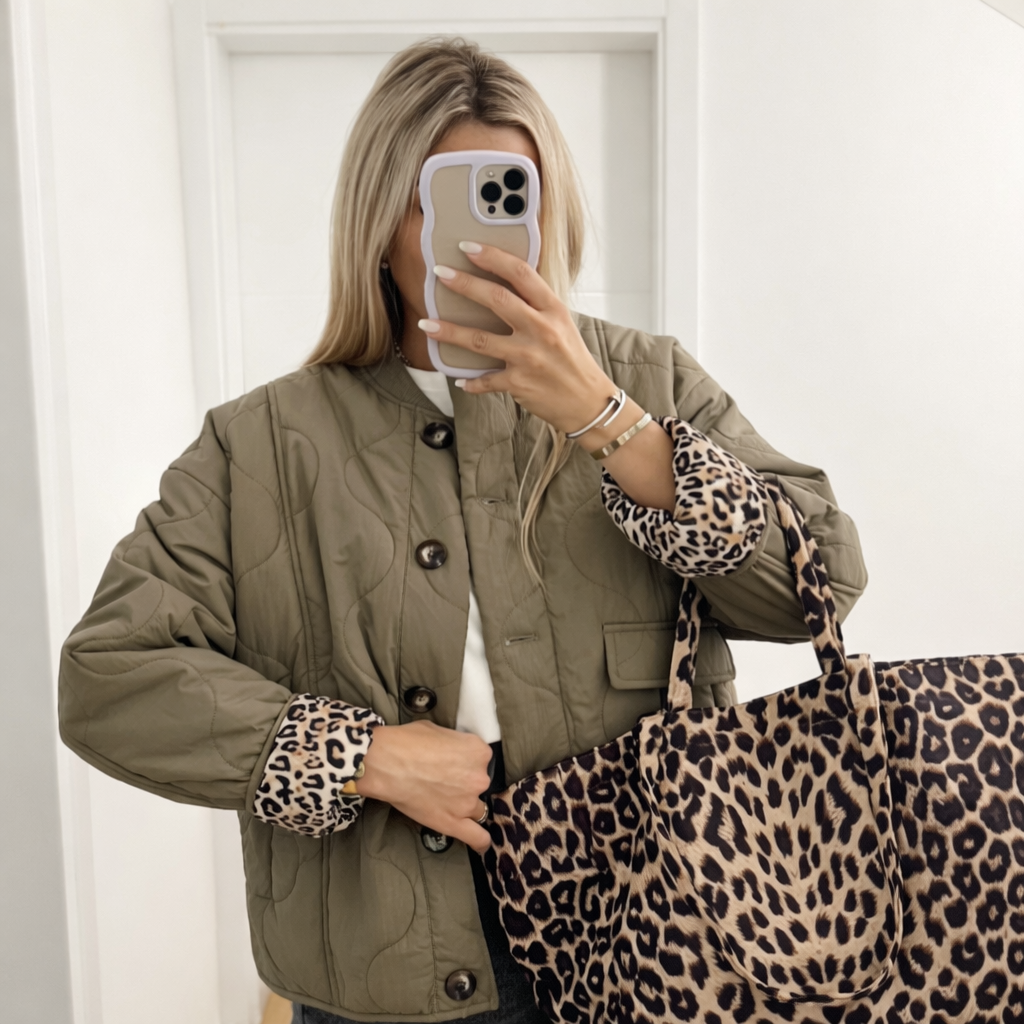 Leonne_Luxe_Tussenjas_met_Trendy_Stiksels_-_Luipaard_Print1.png