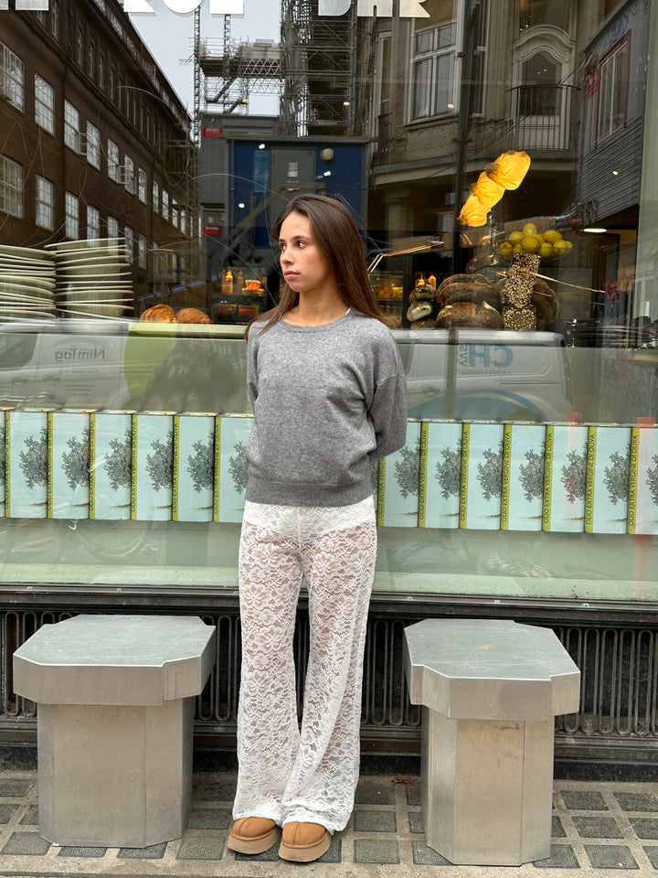 Ariana | Dames broek met kant en flared pijpen