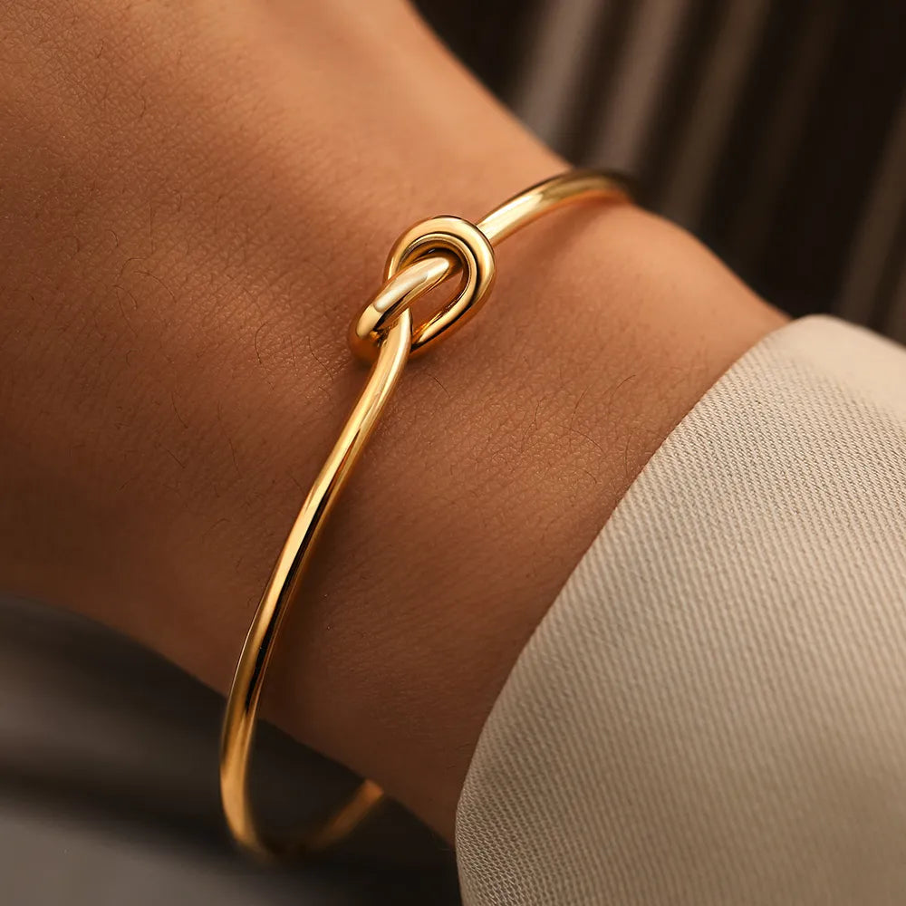 Minerva | Gouden Manchet Armband Dames - Vintage Design met Gedraaide Knopen