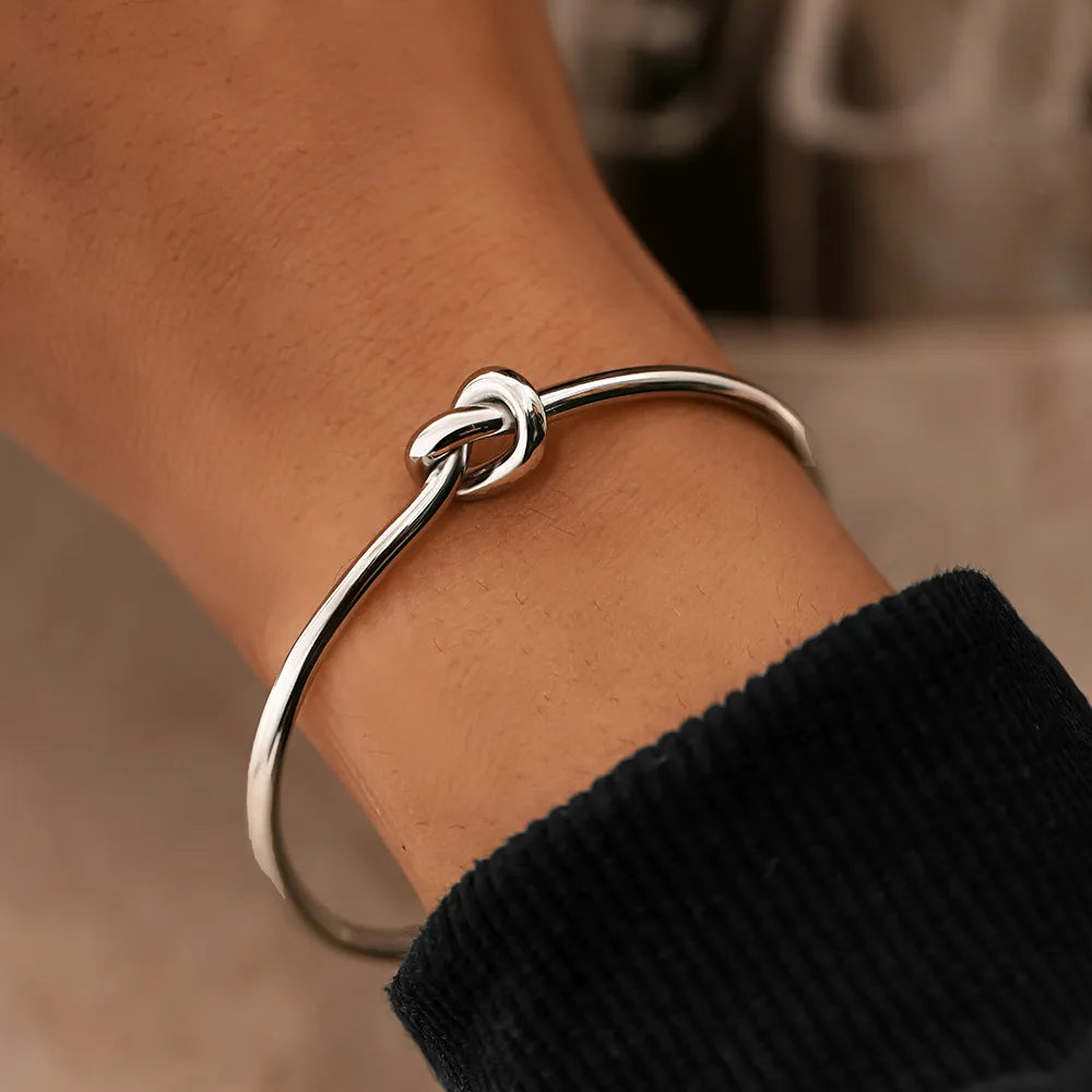 Minerva | Gouden Manchet Armband Dames - Vintage Design met Gedraaide Knopen