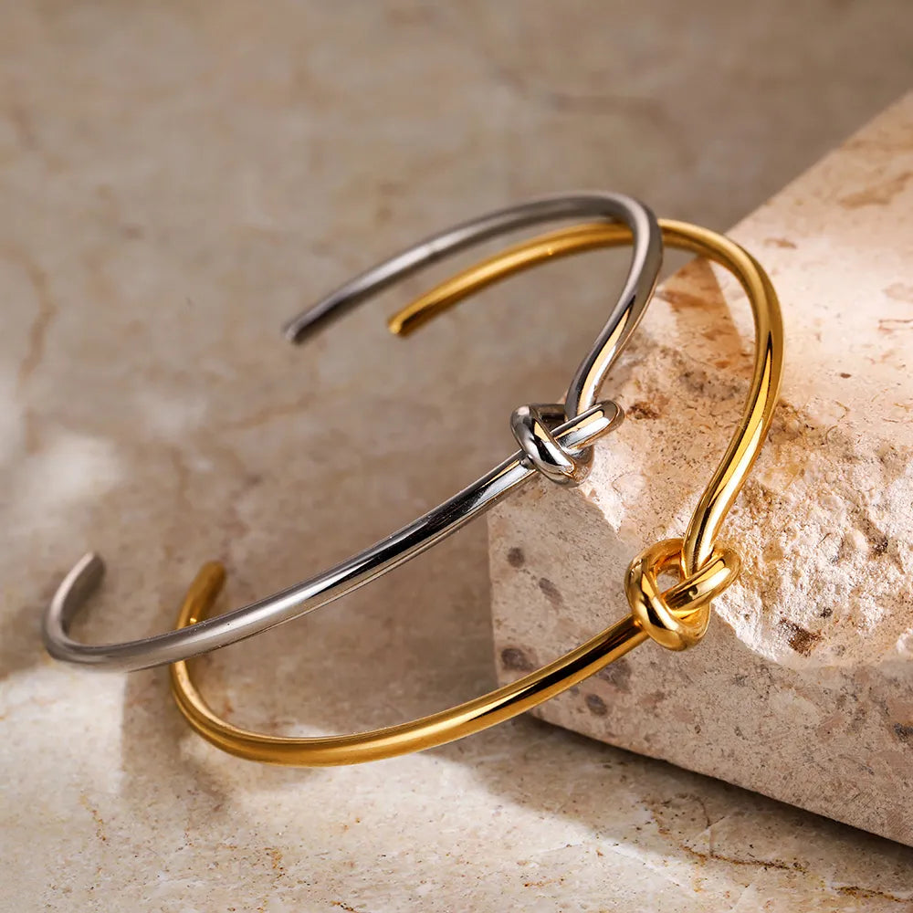 Minerva | Gouden Manchet Armband Dames - Vintage Design met Gedraaide Knopen