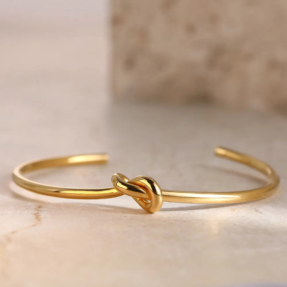 Minerva | Gouden Manchet Armband Dames - Vintage Design met Gedraaide Knopen