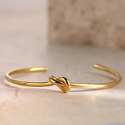 Minerva | Gouden Manchet Armband Dames - Vintage Design met Gedraaide Knopen