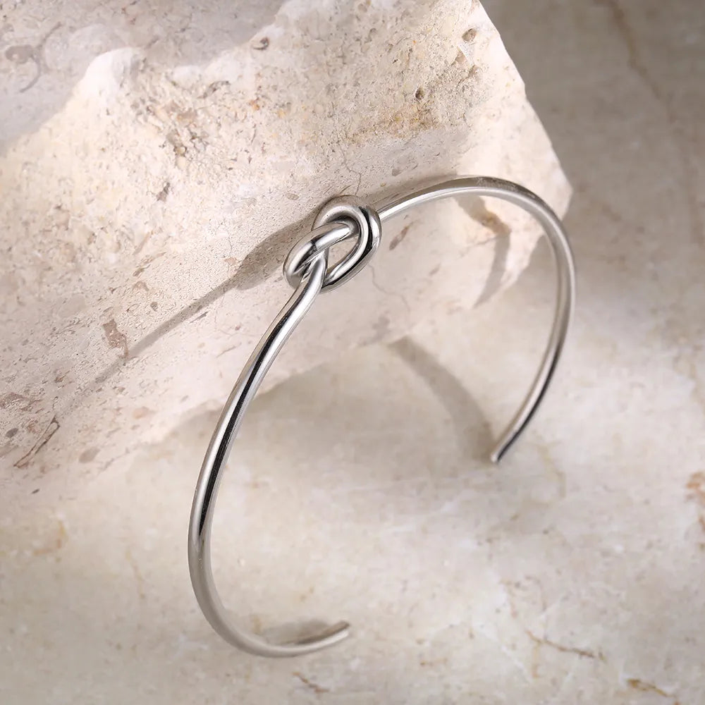 Minerva | Gouden Manchet Armband Dames - Vintage Design met Gedraaide Knopen