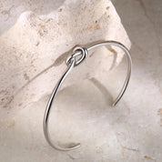 Minerva | Gouden Manchet Armband Dames - Vintage Design met Gedraaide Knopen