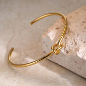 Minerva | Gouden Manchet Armband Dames - Vintage Design met Gedraaide Knopen