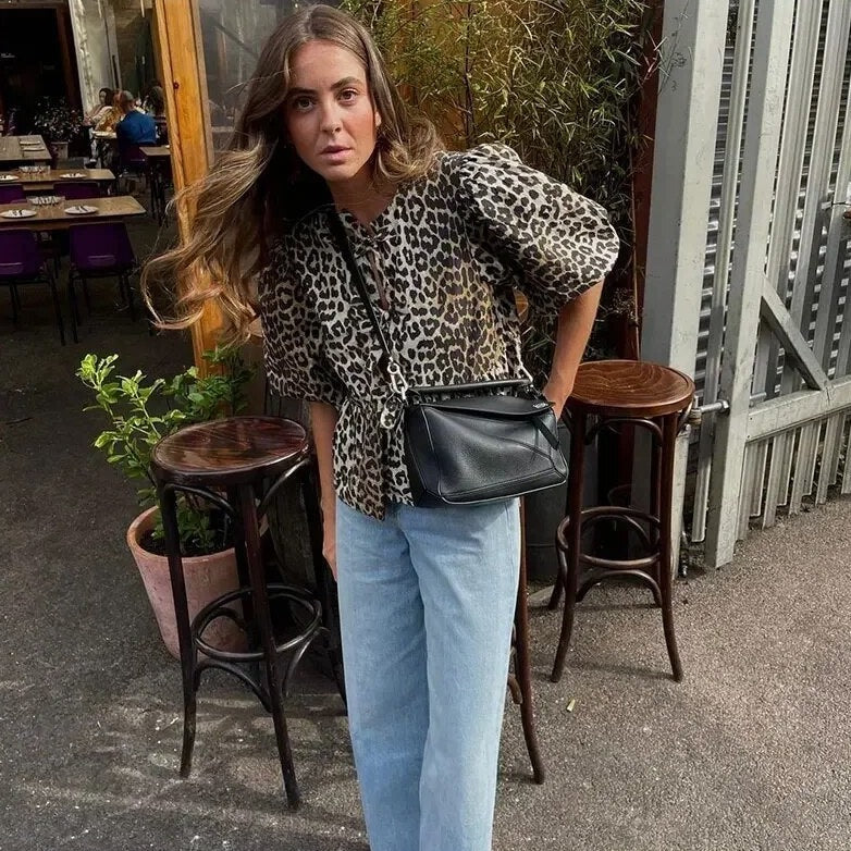 Tara | Dames top met strikdetail pofmouwen
