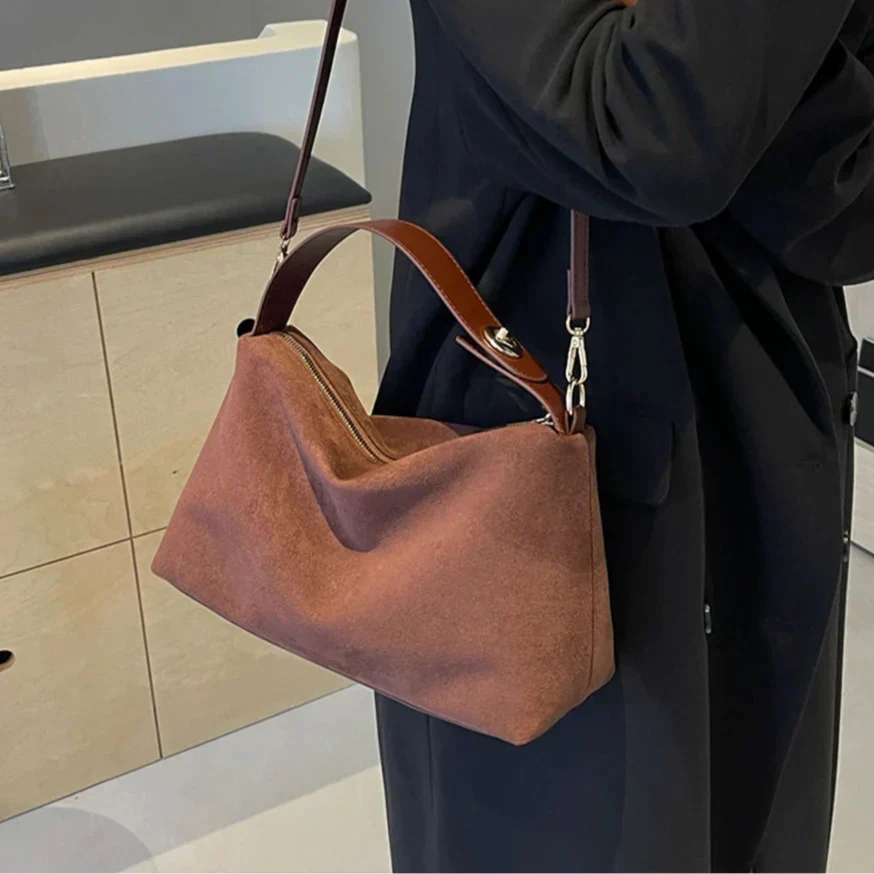 Nishella | Dames handtas with suède afwerking en schouderband