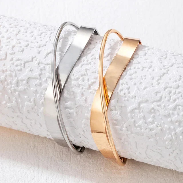 Iyla | Dames armband met verstelbaar ontwerp en kruisdetail