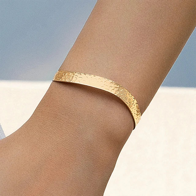 Iyla | Dames armband met verstelbaar ontwerp en kruisdetail
