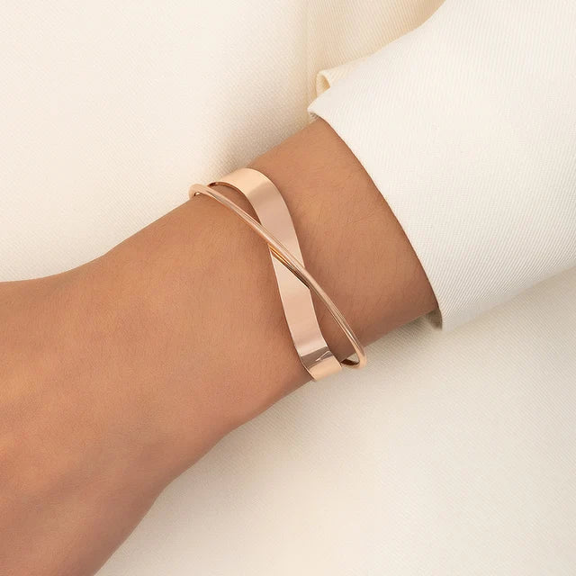 Iyla | Dames armband met verstelbaar ontwerp en kruisdetail