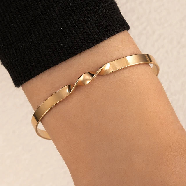 Iyla | Dames armband met verstelbaar ontwerp en kruisdetail