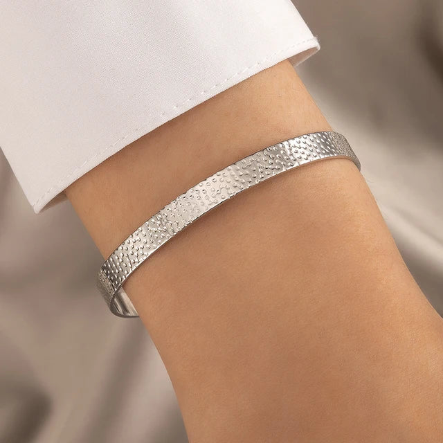 Iyla | Dames armband met verstelbaar ontwerp en kruisdetail