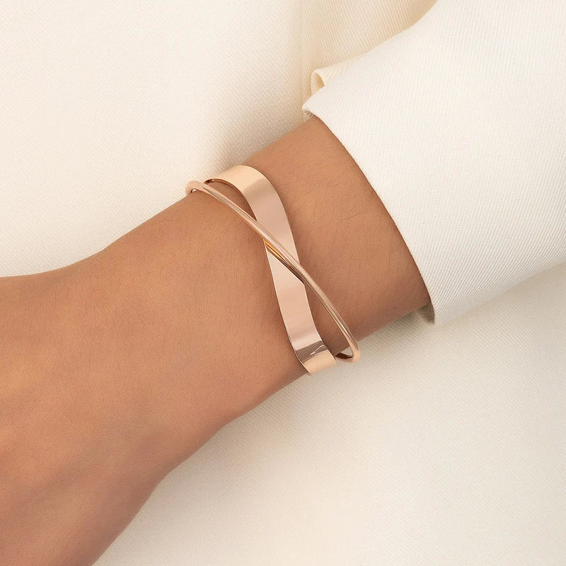 Iyla | Dames armband met verstelbaar ontwerp en kruisdetail