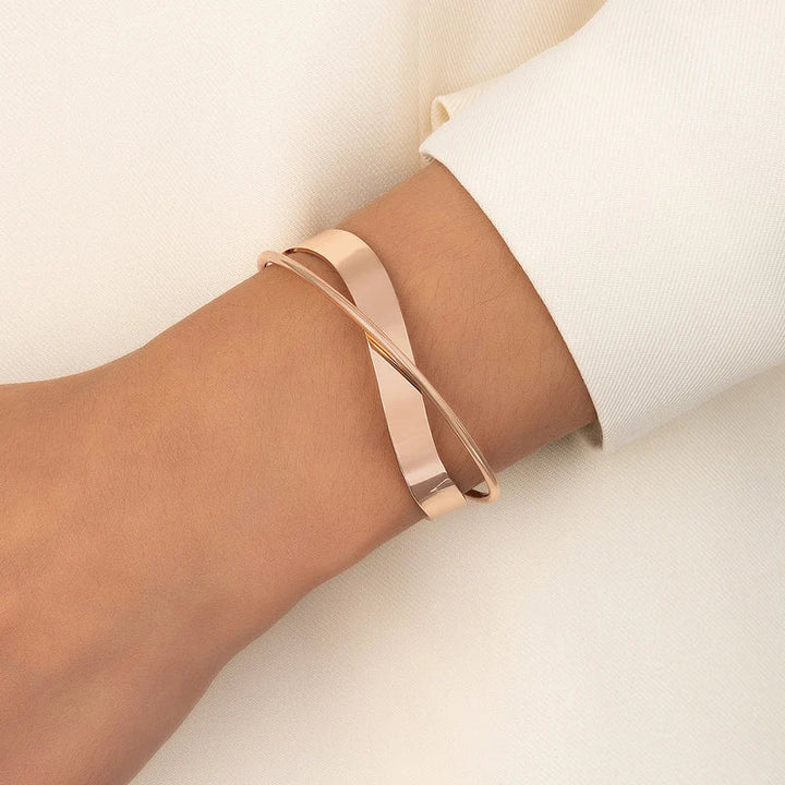 Iyla | Dames armband met verstelbaar ontwerp en kruisdetail