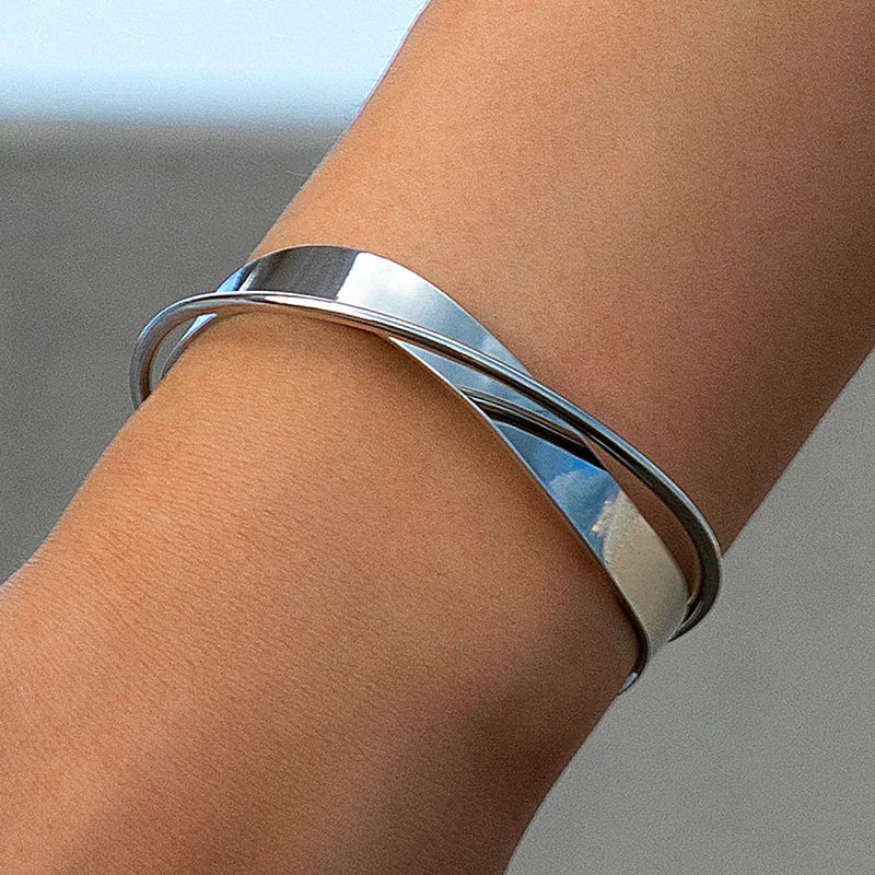 Iyla | Dames armband met verstelbaar ontwerp en kruisdetail