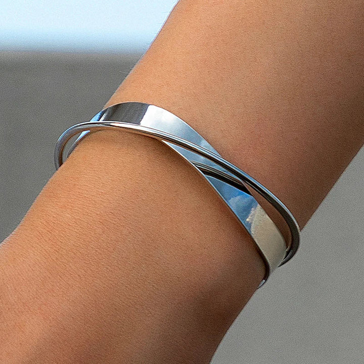 Iyla | Dames armband met verstelbaar ontwerp en kruisdetail