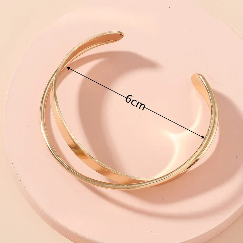 Iyla | Dames armband met verstelbaar ontwerp en kruisdetail