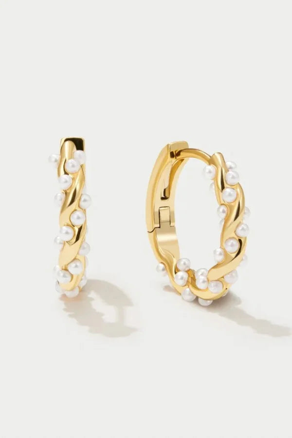 Goudkleurige Oorringen met Parelaccent – Elegant & Tijdloos