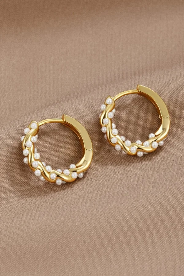 Goudkleurige Oorringen met Parelaccent – Elegant & Tijdloos
