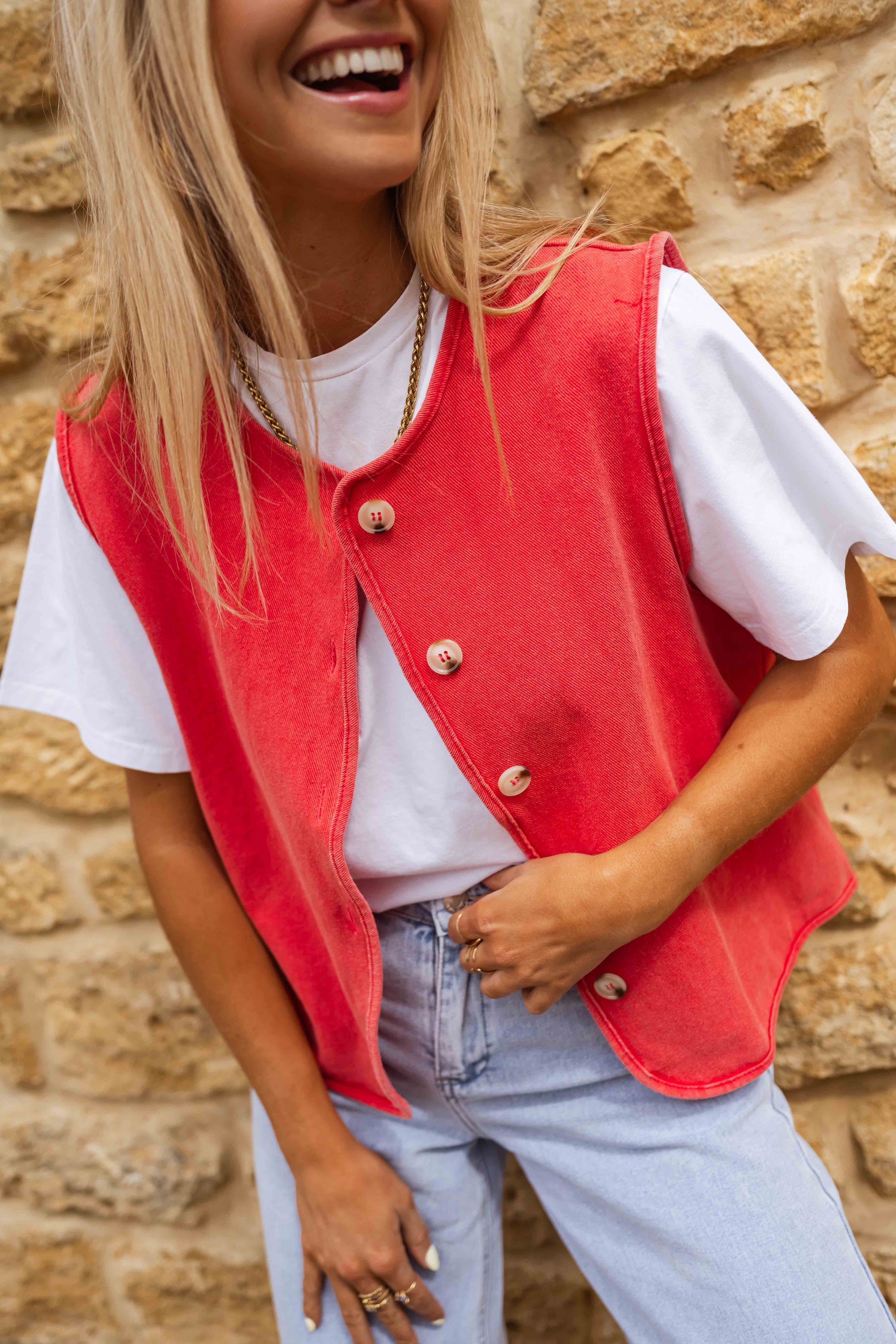Frida | Rode Dames Gilet Met Knopen – Luchtig & Stijlvol
