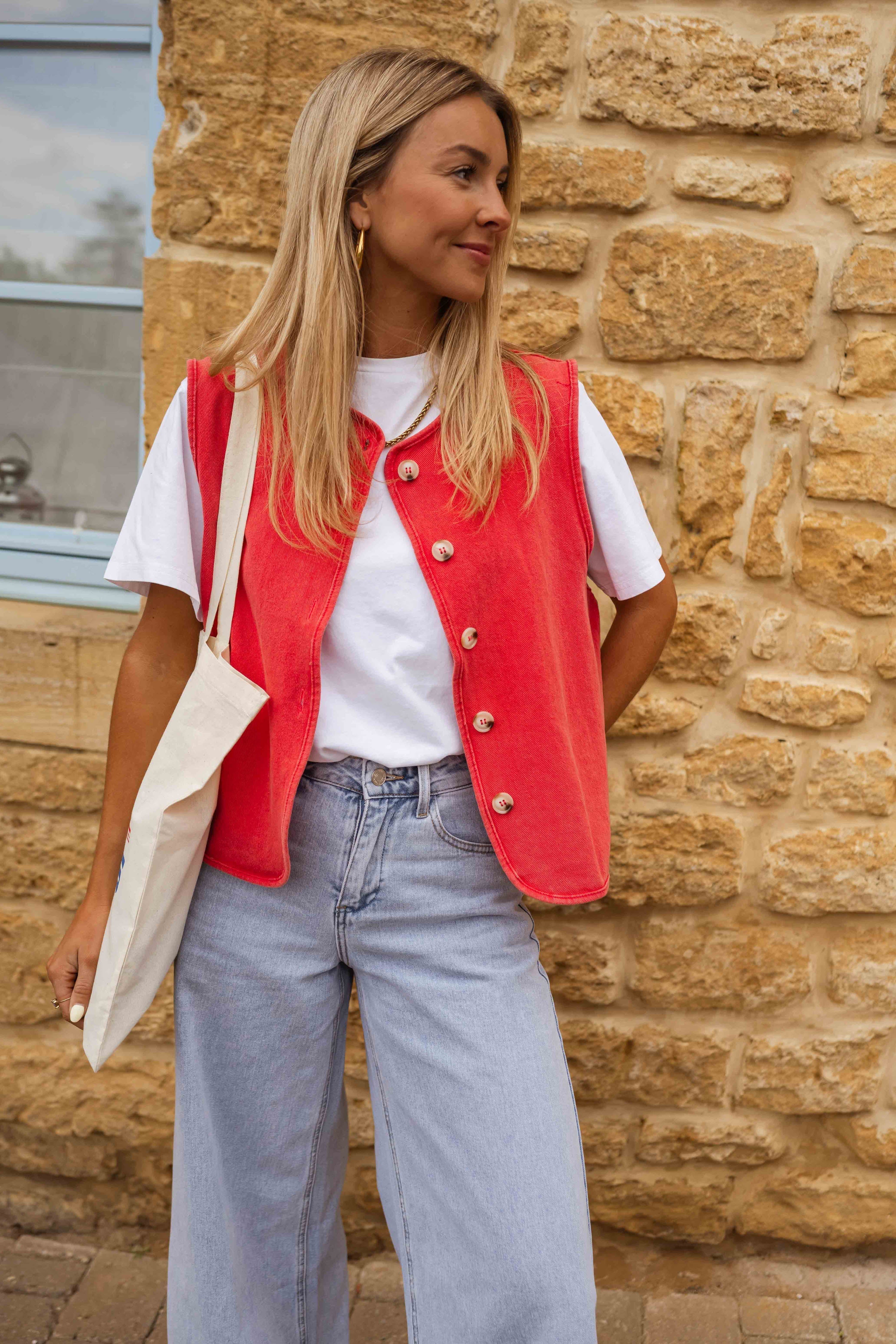 Frida | Rode Dames Gilet Met Knopen – Luchtig & Stijlvol