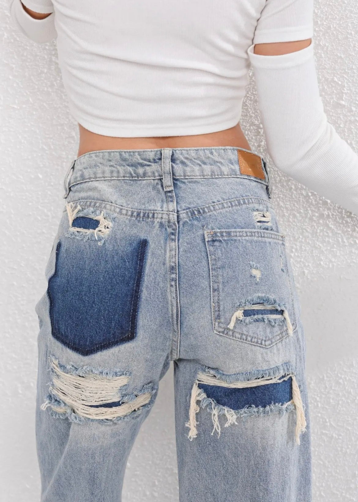 Vintage_Ripped_Jeans_met_Uniek_Patchwork_Detail_T-E7.jpg