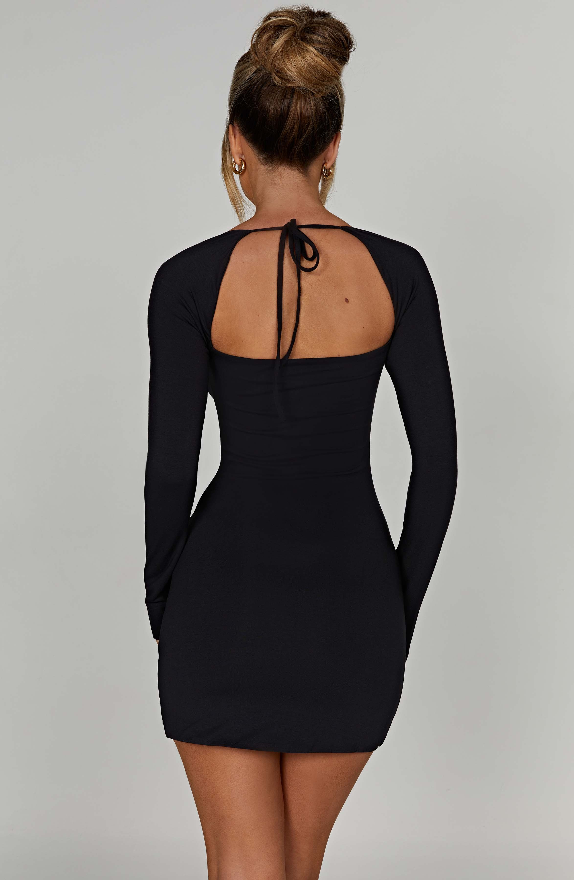 Belle | Elegante Zwarte Mini-jurk met Vierkante Halslijn